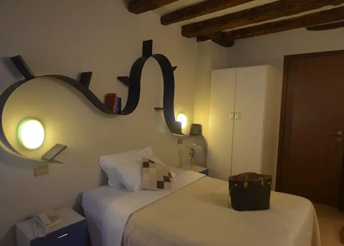 Al Tiepolo 3* Venedik