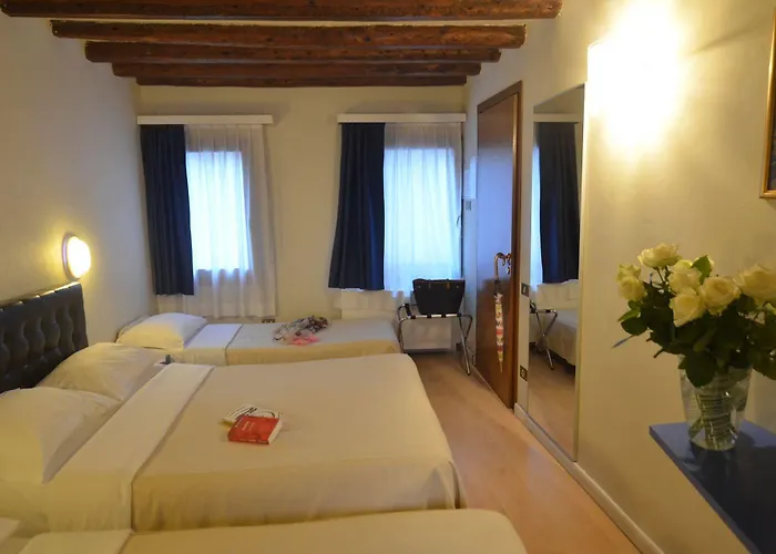 Al Tiepolo 3* Venedik